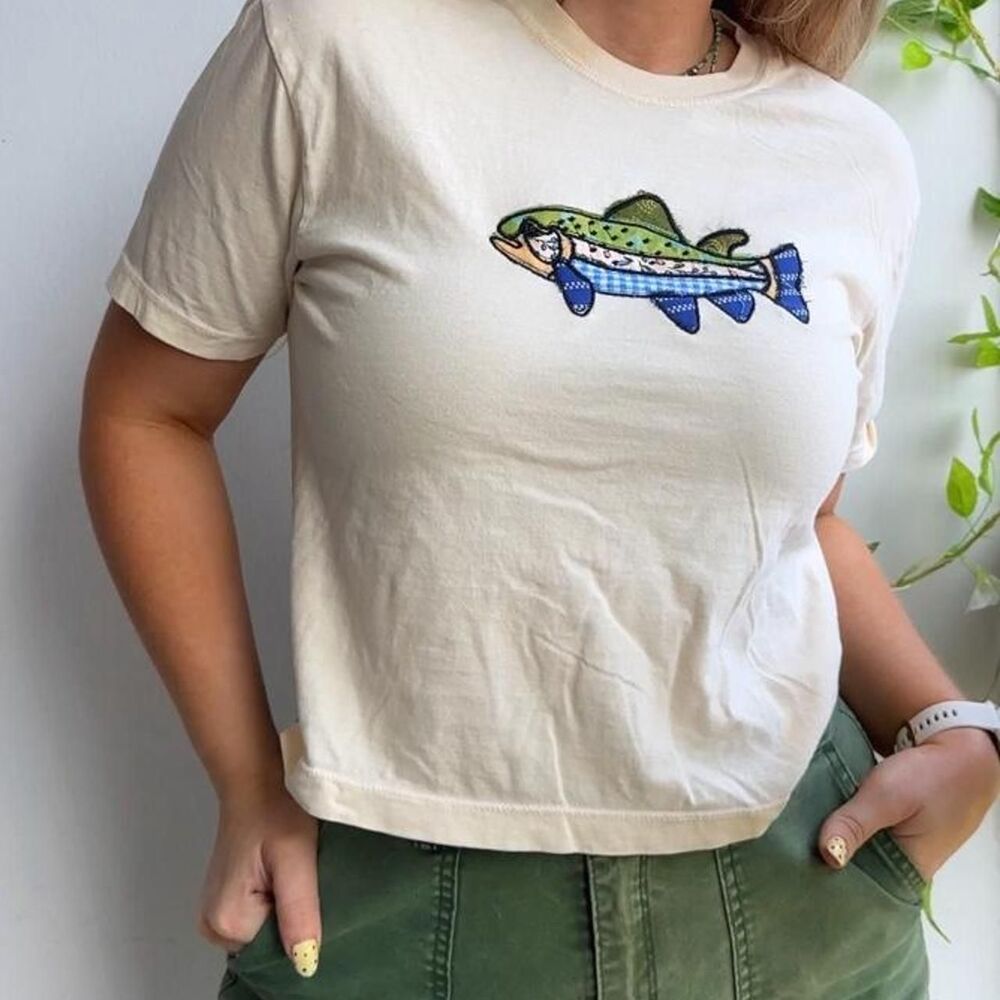 beige NWT 100% cotton trout / fish patchwork embroidered women’s boxy fit tee - Picture 4 of 8